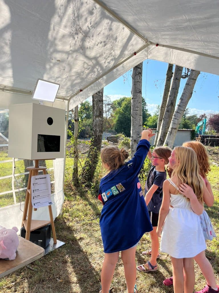 DC Rents photobooth in actie op een feest