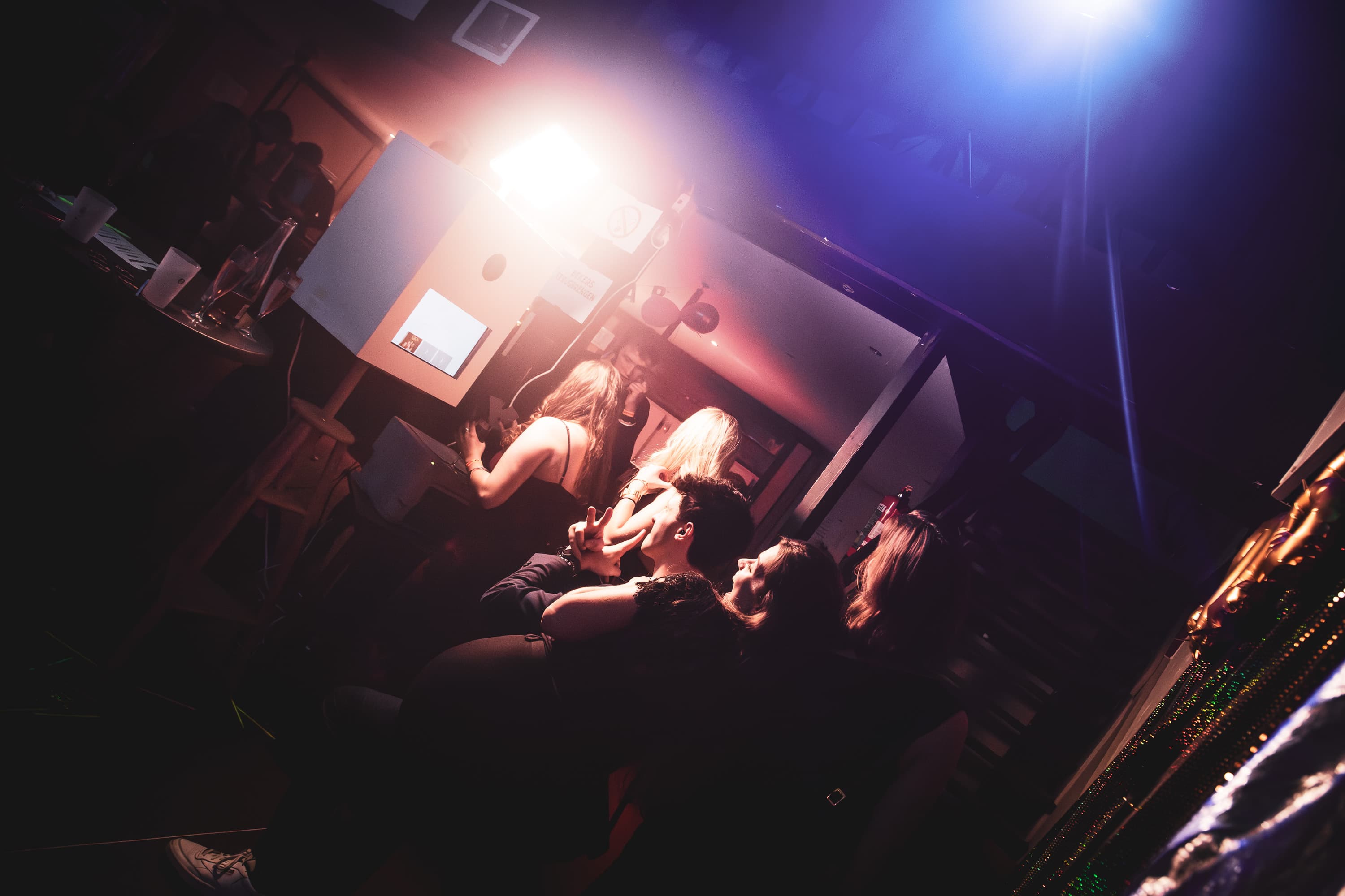 Gasten genieten van de DC Rents photobooth op een feest